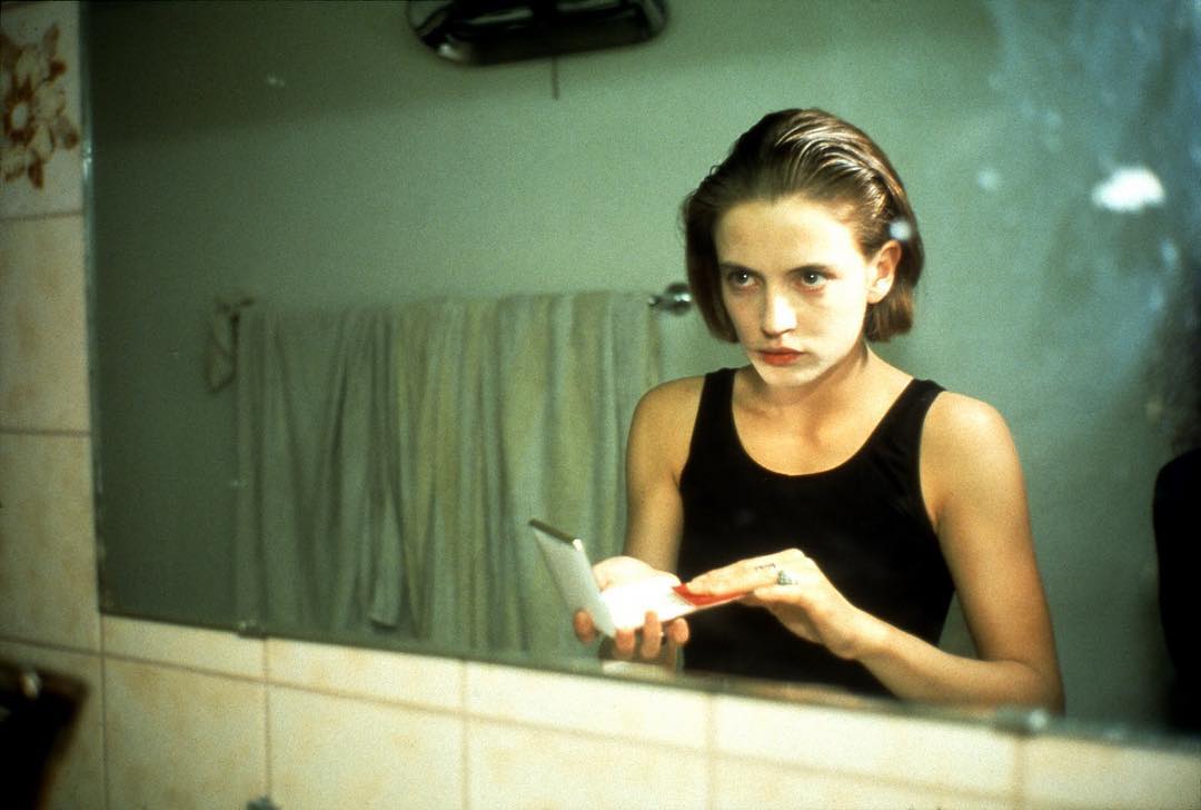 20_pixel's tweet photo. Nan Goldin #mirrormirror https://t.co/BzQ6Jh0vnr