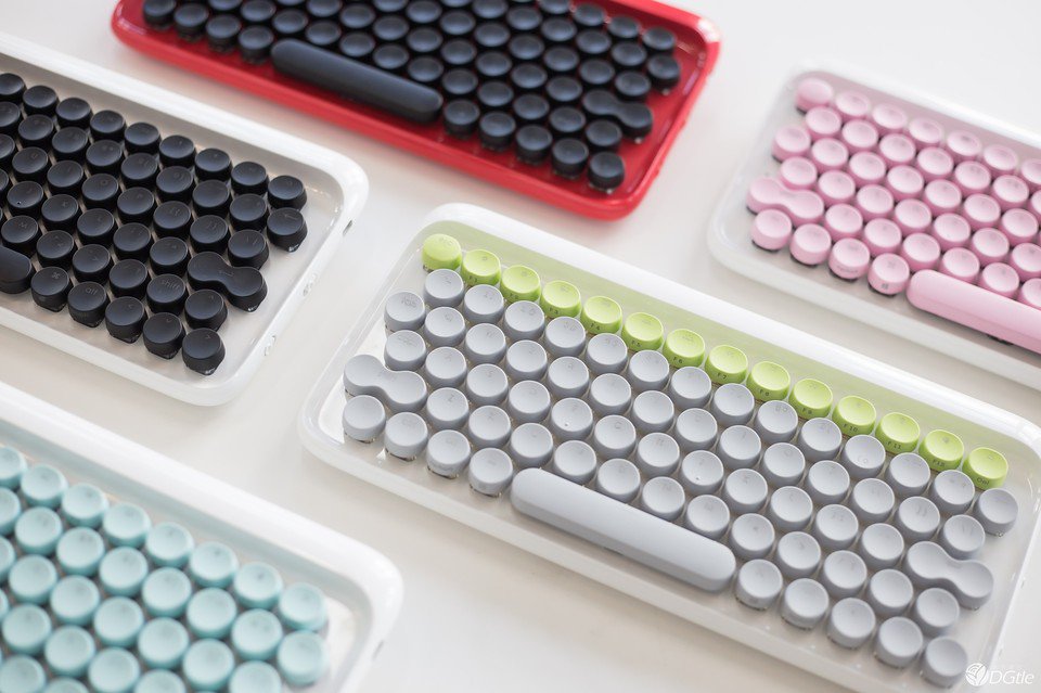 designmilk's tweet photo. Nostalgic Lofree Keyboard Brings Back the Touch and Sound of Typewriters https://t.co/wqubjKOOJr https://t.co/oXXe24r2HO