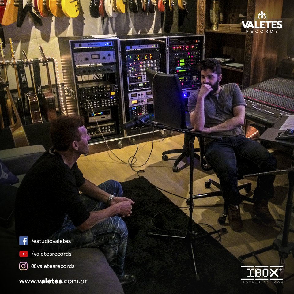 ValetesRecords's tweet photo. Nosso produtor Emil Shayeb com o cantor Carlos Oliveira.

#issoéValetesRecords    https://t.co/54KsMyv4w1 https://t.co/o0qkvzZKco