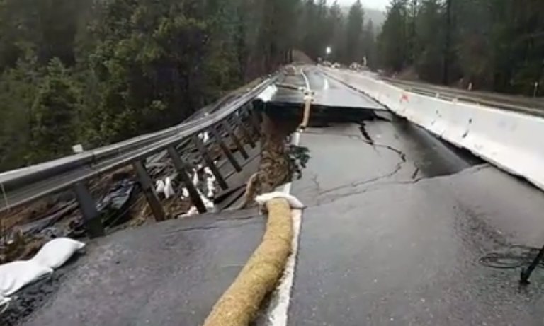 KenWayne's tweet photo. Highway 50 to #LakeTahoe closed due to road collapse. #CAStorm https://t.co/ZVlXgrJOKy