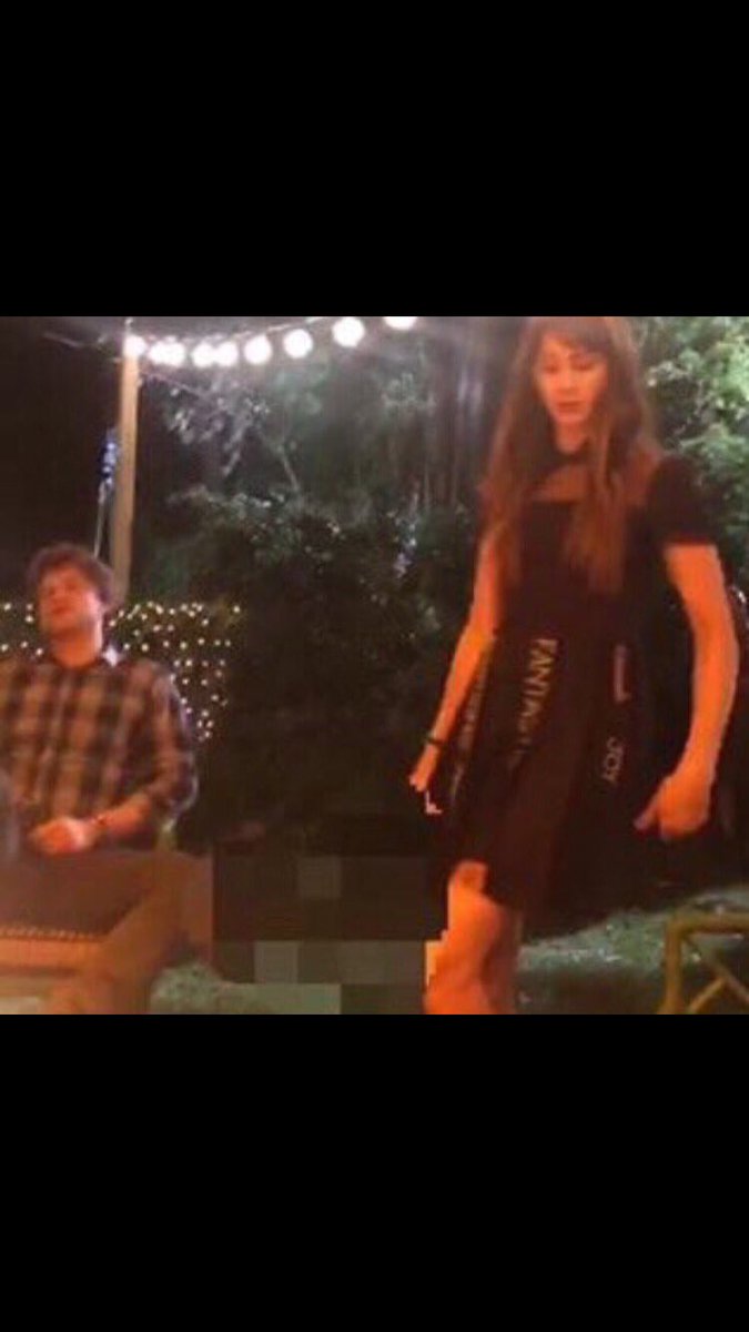 Spoby101's tweet photo. TOBY IS LOOKING AT SPENCER 💍💜 https://t.co/hCvu49mDpI