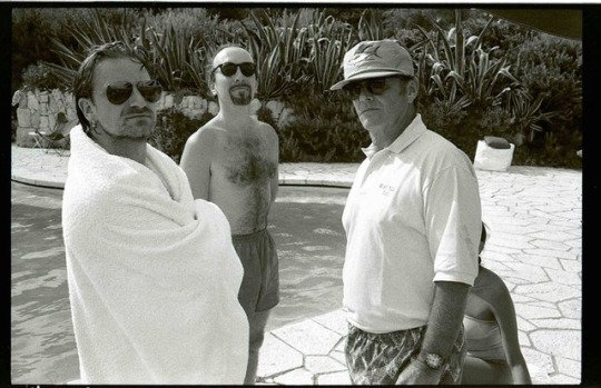 batocchi's tweet photo. Bono, Edge, and Jack Nicholson, 1994 Fonte: https://t.co/M5uPPQK3MP @gioale15 @cristinagarbar2 @sstonge07999 @U2AllTogether @nesimachado @u2 https://t.co/aFS6xuiUKC