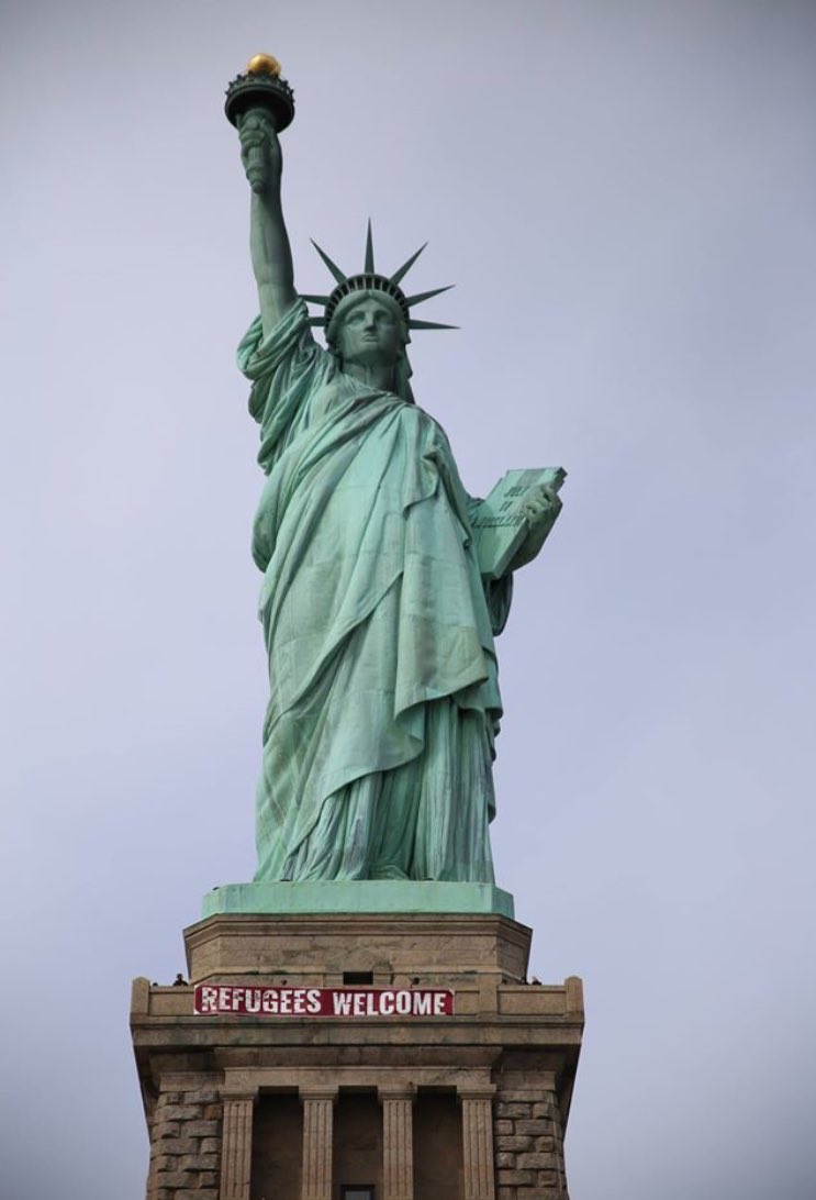 MaoDuarT's tweet photo. La Estatua de la Libertad lució hoy así. 
#Respect 🗽👊 
"Bienvenidos los Refugiados" https://t.co/sq2jDQTh5v