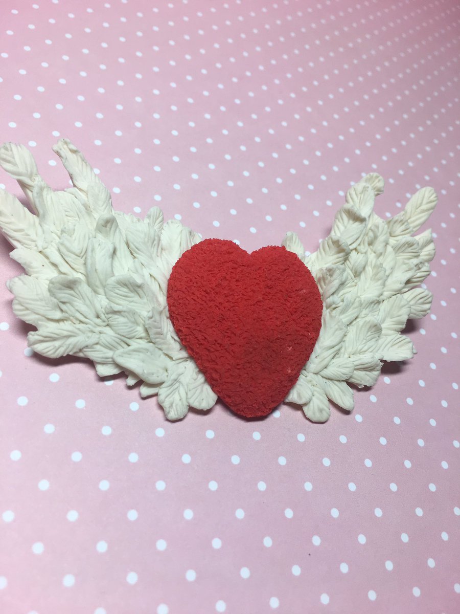 Enesher_shop's tweet photo. Наша #новинка #брошка из #полимернойглиной виде #сердце и крылья #ангела. Для заказа в Whatsapp +7 (965) 109-02-83 https://t.co/BCJdZ6a4Te