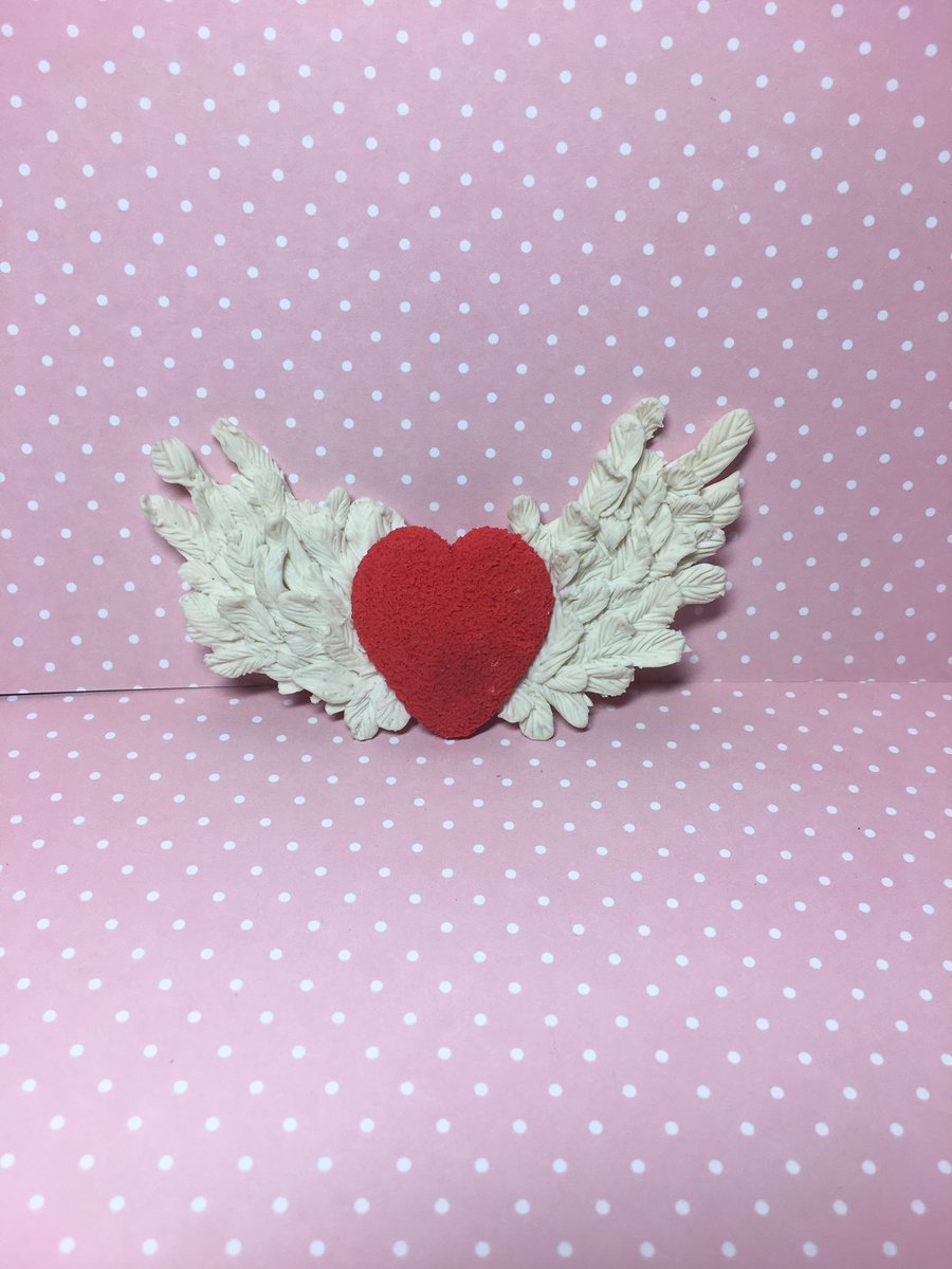 Enesher_shop's tweet photo. Наша #новинка #брошка из #полимернойглиной виде #сердце и крылья #ангела. Для заказа в Whatsapp +7 (965) 109-02-83 https://t.co/BCJdZ6a4Te