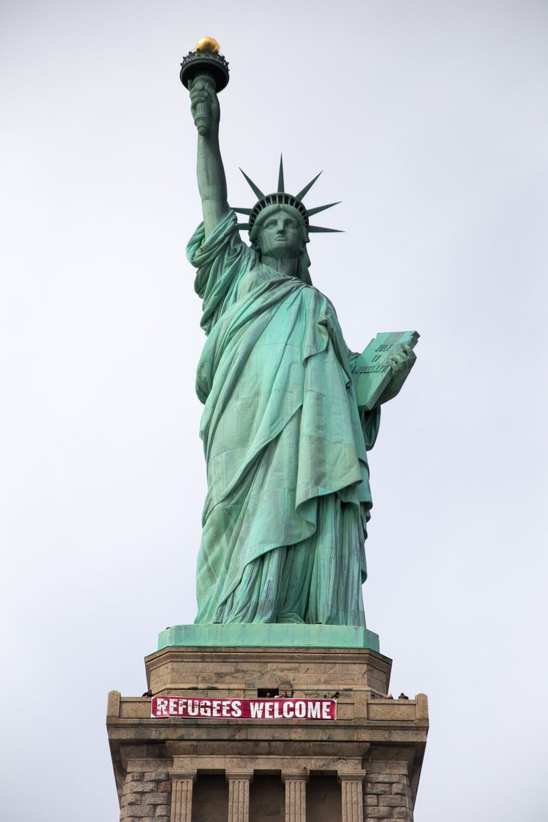 BraddJaffy's tweet photo. “Refugees Welcome” on Statue of Liberty

Statement from people claiming credit: “we needed to say something about the America we believe in” https://t.co/Rs1JJrtl5s