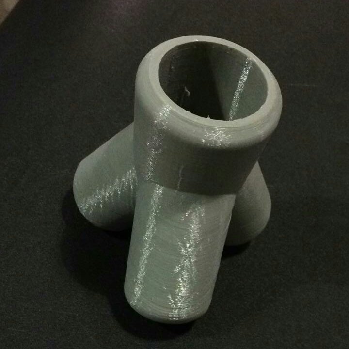 CDU_uruguay's tweet photo. El diseñador Sebastián Granotich nos muestra algunas de las piezas realizadas con impresión 3D. #SUM16 #charla #diseñoUy https://t.co/B3JHpFNML6