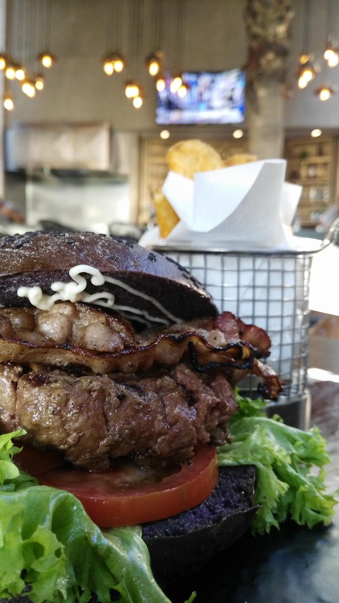 HotelesLucerna's tweet photo. Les presentamos nuestra Hamburguesa #LAKOBE, jugosa carne Kobe+ queso gouda + tocino ahumado y aros de cebolla. #LaTerraza @LucernaMexicali https://t.co/CMdU2FSN0q