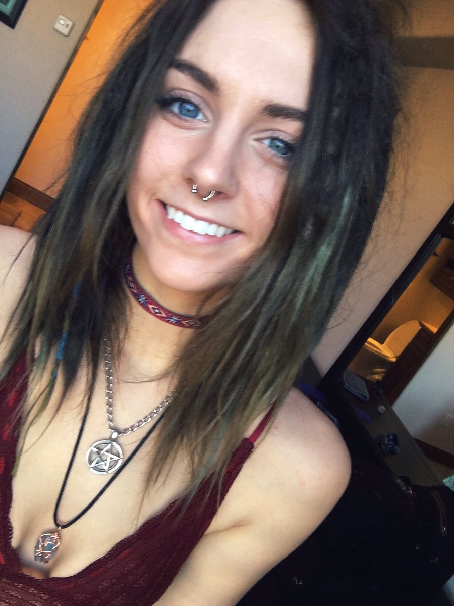 EllaMayJohnson1's tweet photo. I came to the desert and lost my tan? How does that work 🙄 https://t.co/DePJY84ksA