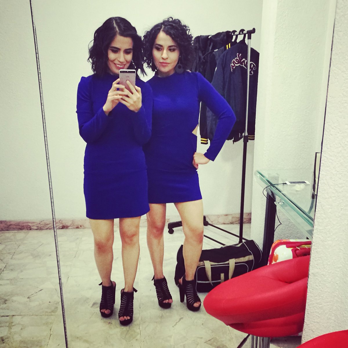 las_melinas's tweet photo. Un par de gemelas vestidas de azul 💙💙 #lasmelinas #twins #singers #cantantes #azul https://t.co/MyIXJ964sv