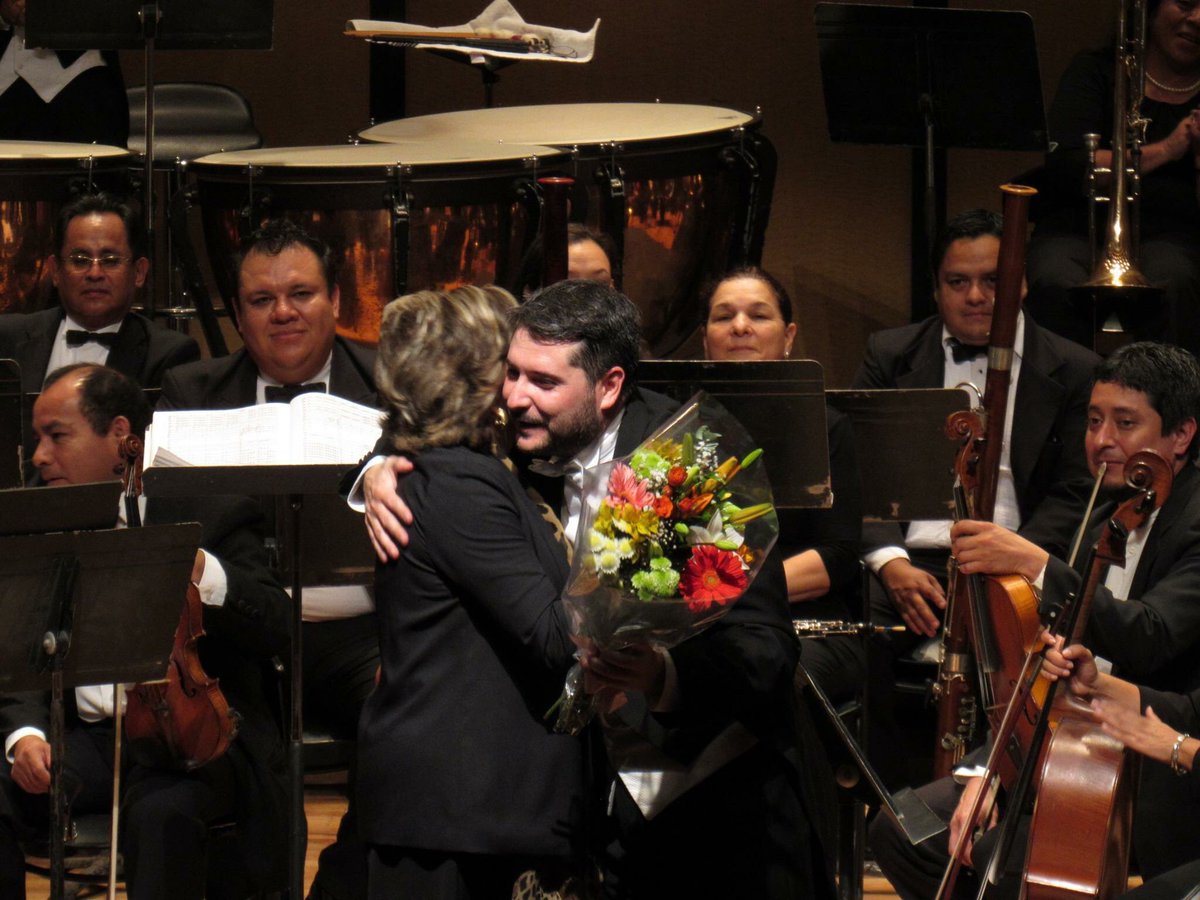 PereMolina1's tweet photo. Con la Orquesta Sinfónica OSUAT MÉXICO https://t.co/ZdMcGw0x9z