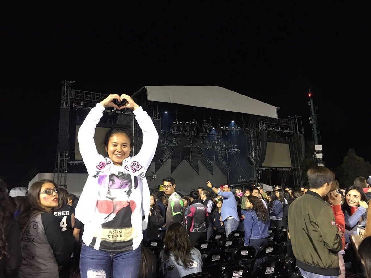 psantillan366's tweet photo. POR FIN SUEÑO CUMPLIDO!!!!!😭😭😭😍😍😍😍
CONOCÍ A MI MUNDO!!!!😭😭😭😍😍😍😍 @justinbieber 19/2/17  #PurposeTourCDMX https://t.co/cizWhKbVDM