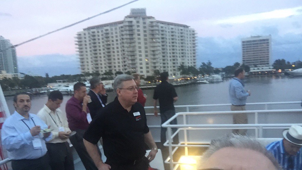 devos_thom's tweet photo. Sunset cruise #mindsharefl the partners are excited for @VZBizMarkets 2017 @channelsmart @IntelisysCorp @JoeChuisano https://t.co/B3zhwZgs0O