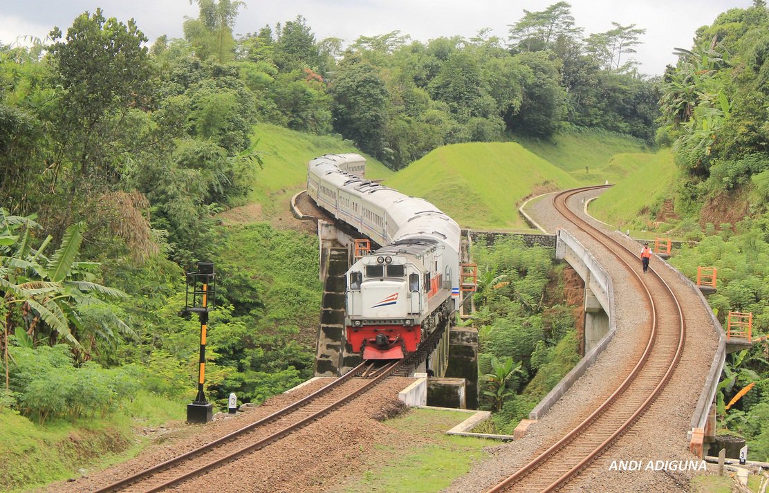 KAI121's tweet photo. Bangkitkan kembali kepercayaan diri, hadapi tantangan yg berliku di depan mata. Selamat pagi #SahabatKAI #WonderfulIndonesia #AyoNaikKereta https://t.co/P6jLTj2ik9