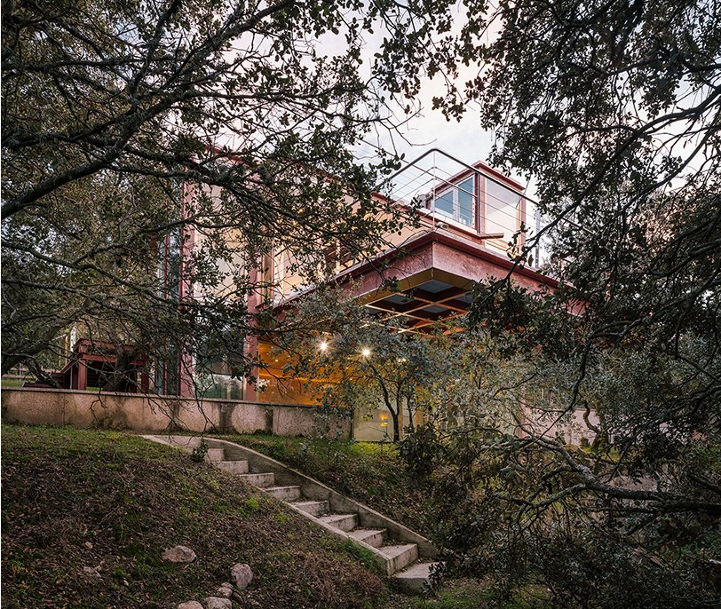 ZIGbyCezign's tweet photo. This hidden pavilion is a secluded retreat for artists in the forests of Madrid. @designboom https://t.co/8YUdxRnB2k https://t.co/7iyUGk7HRD