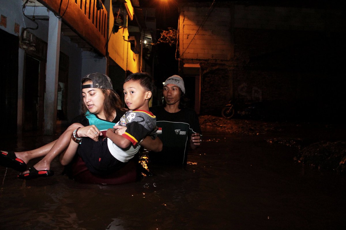 Pak Ahok, kami sampai larut malam membantu evakuasi warga yg terjebak banjir, kenapa pengagummu malah memarahi kami di sosmed?