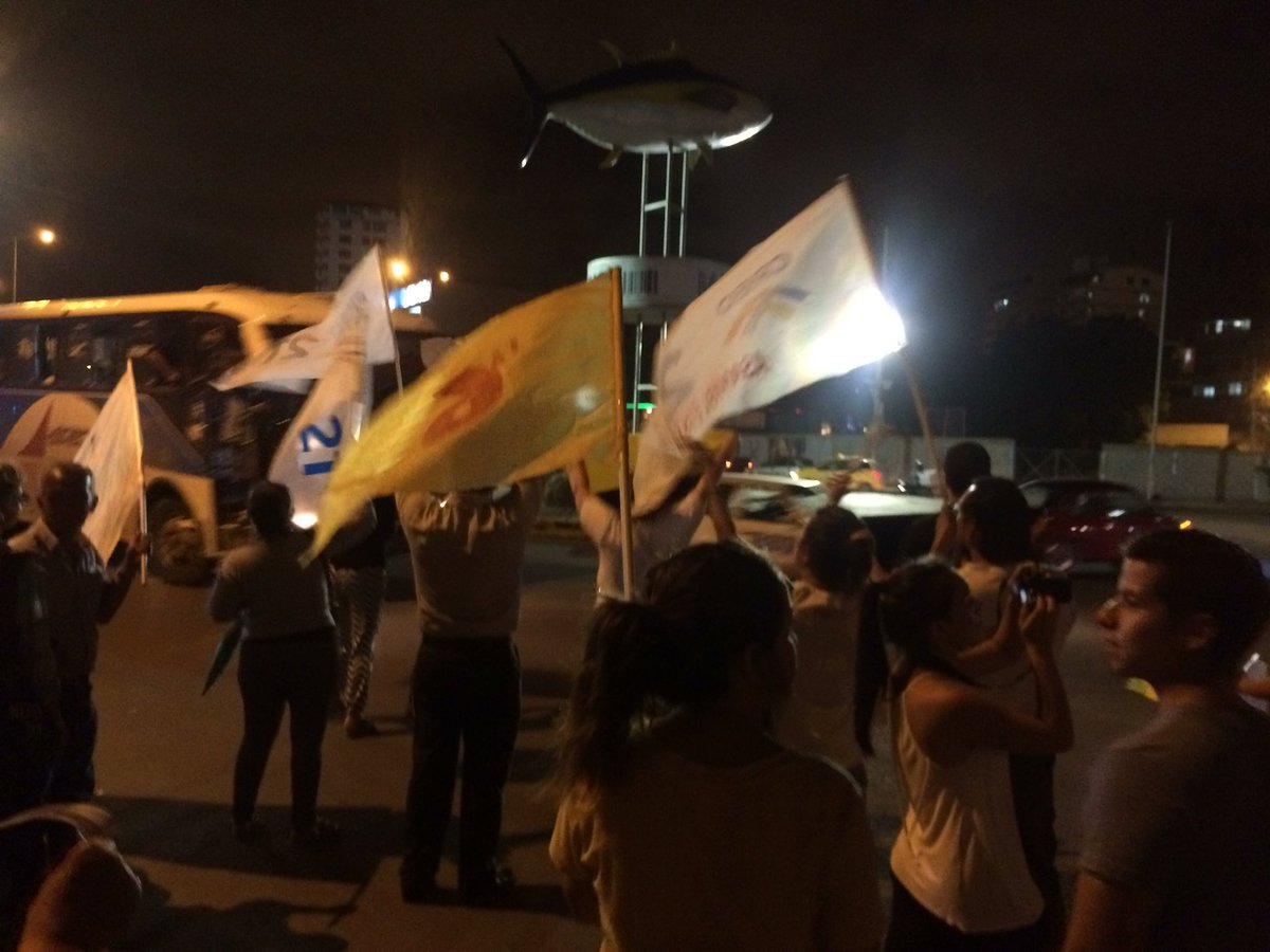 janburial's tweet photo. Más que un partido! Es por la #DemocraciaSi #Manta #Ecuador #fraudeCNE Segunda Vuelta por #EcuadorVoto2017 #ChaoAP https://t.co/iuB7hRP9Cq