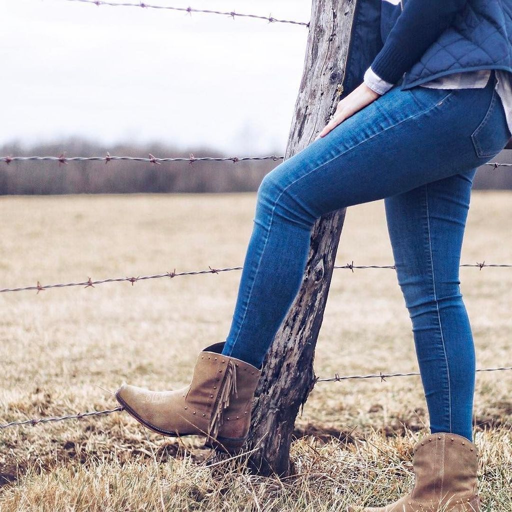 fashionedforliv's tweet image. #shoesdaytuesday pretty much the best part of a Tuesday. These fab little fringe #cowboybo… ift.tt/2kXhs6J