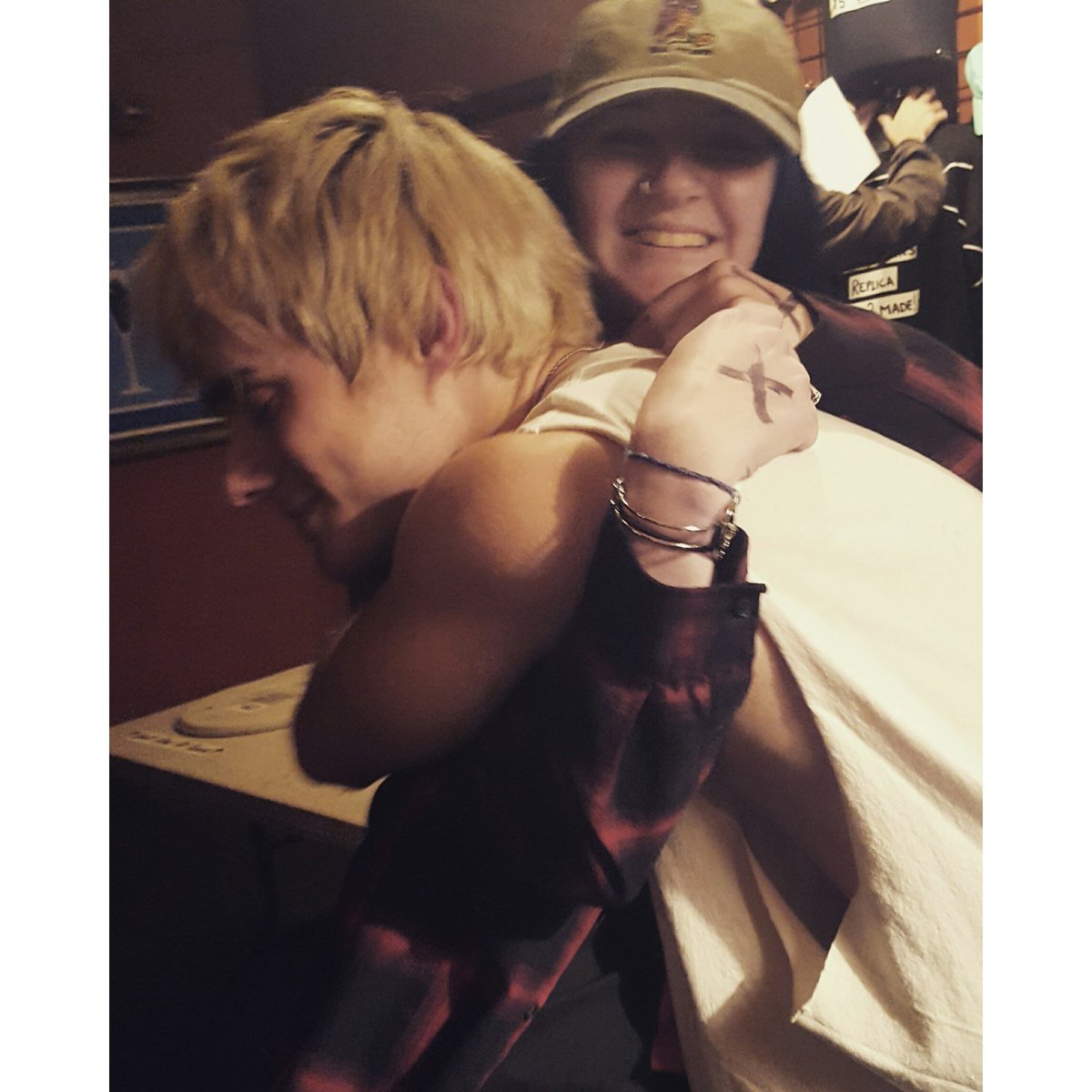 grimscrims's tweet image. 2016 vs. 2017 #samehat