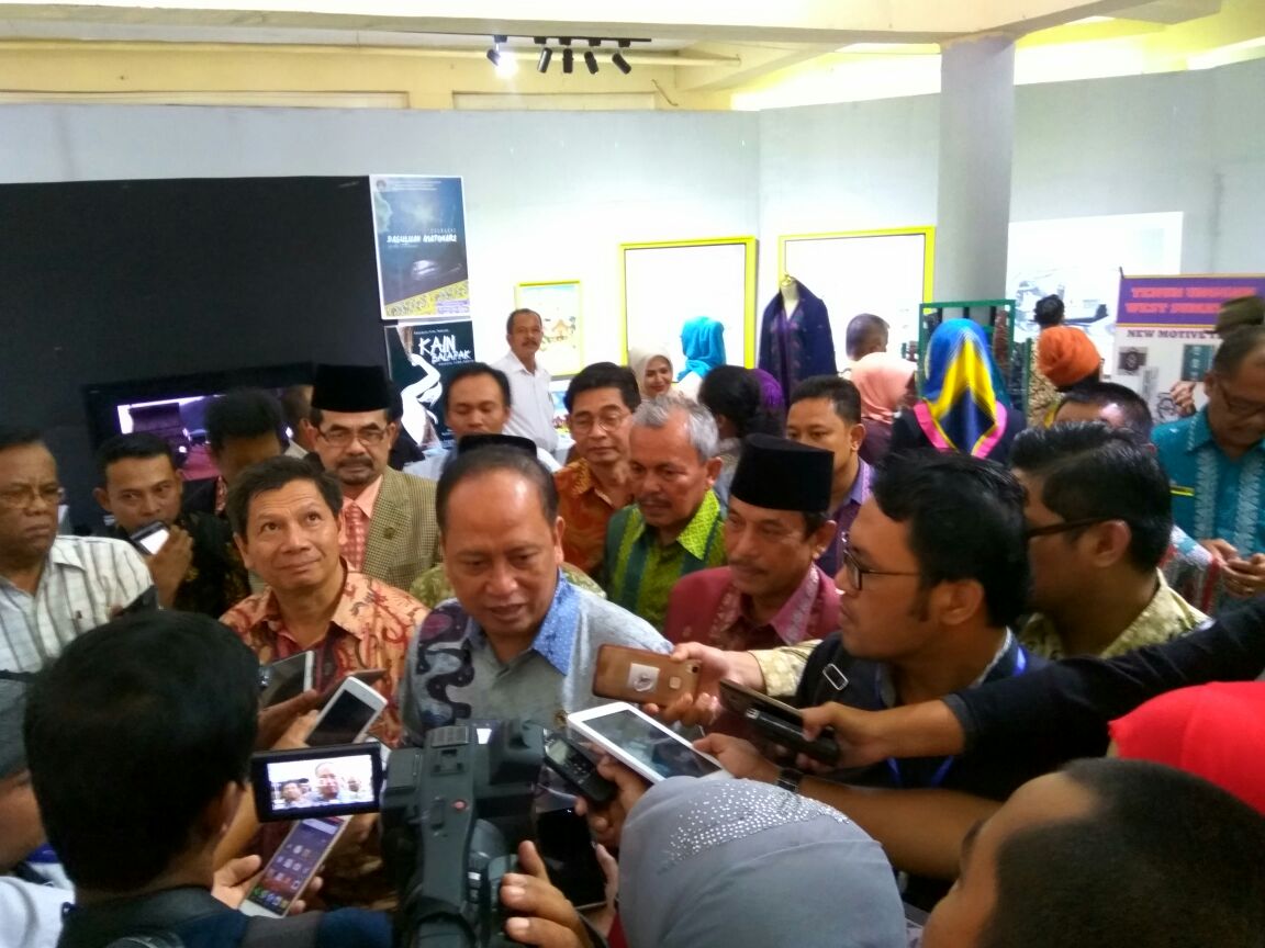 #Menristekdikti bersama Rektor ISI Padangpanjang berkeliling melihat hasil-hasil karya seni dari mahasiswa <a href="/ISIpdgpjg/">ISI Padangpanjang</a>