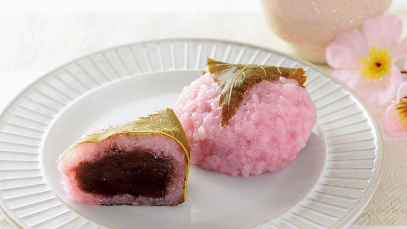 ローソン 桜餅 こしあん です もちっとした道明寺生地の中に 北海道産きたろまん小豆のこしあんが入っています ローソン T Co Wfco5zsn2x