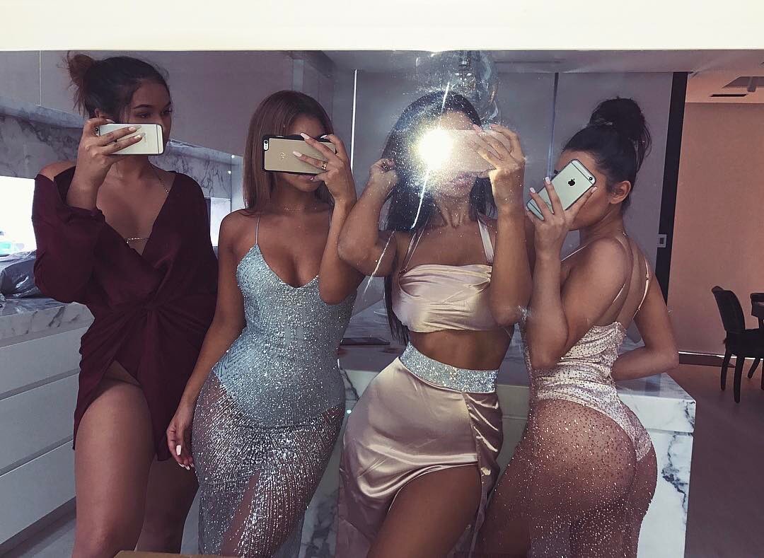 Imfxkebitch's tweet photo. Todas tenemos un grupito de amigas con las cada vez que se arreglan se toman mil fotos. https://t.co/xthw9CAhrp