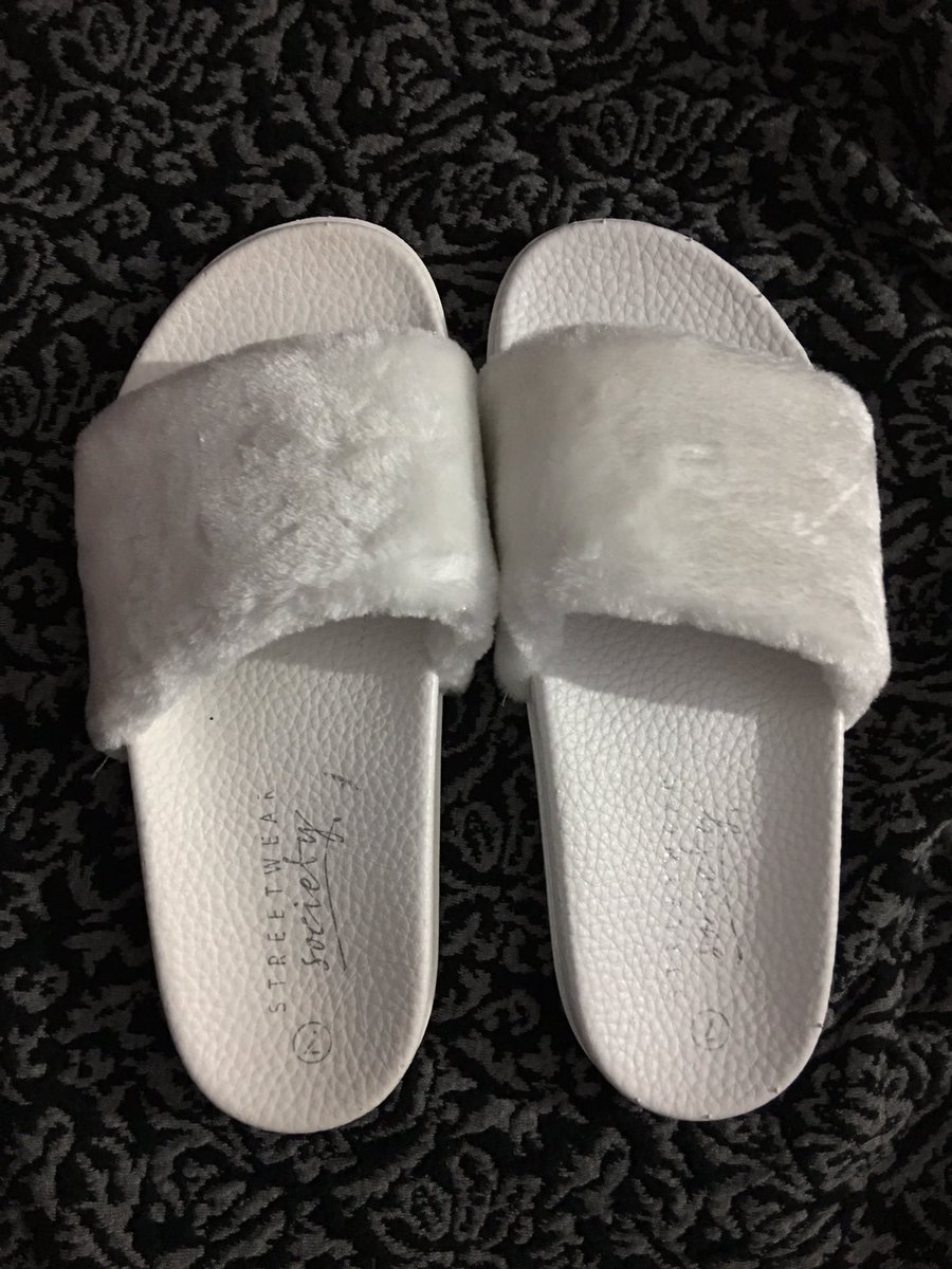 amandamay604's tweet photo. I cannot get over these 😩 so cute #fuzzyslides #whiteonwhite #fur #slides https://t.co/dXznA1YAit