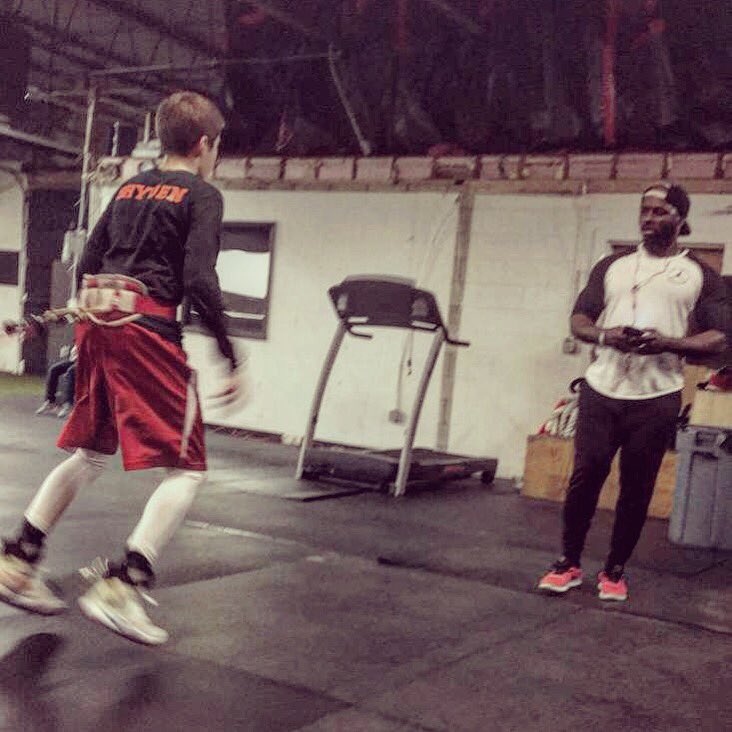 DeafQBCoach's tweet photo. #AirAttackQB Daron Bryden worked with his speed trainer @bodybybay tonight after he won his basketball championship game this afternoon! https://t.co/3CjkdrfGOe