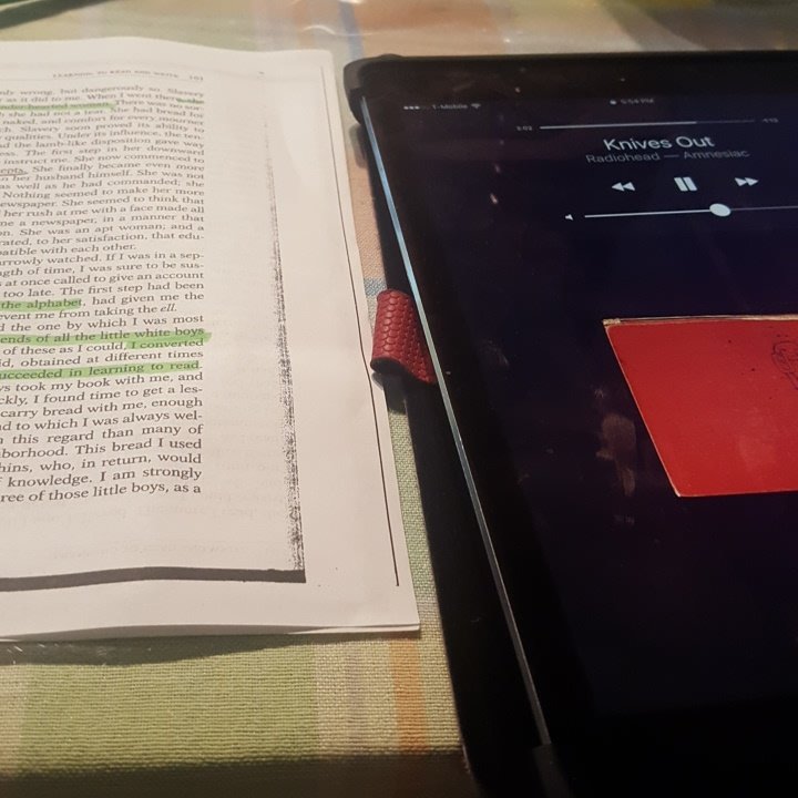 yo_geo20's tweet photo. Nothing better than listening to some @radiohead and reading text!!! #collegelife #booksout https://t.co/nyRmdCDwEj