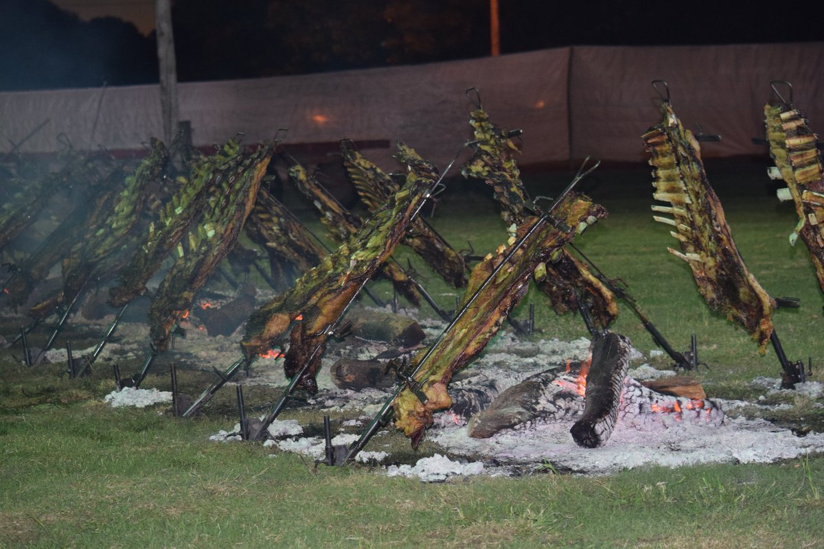 fiestaestaca's tweet photo. Tercer año que nuestra vedette de la noche nos deslumbró. Aplausos para los asadores 👏👏 https://t.co/dZgfSI1ejy