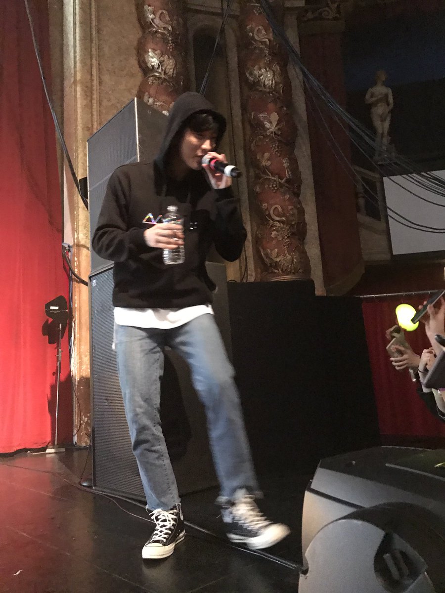 sweetchansik's tweet photo. Jinyoung likes showering banas and moving towards us like a grandpa #halbae 😂🙈😝💕#b1a4inchicago #jinyoung https://t.co/OeXsWWqwAo