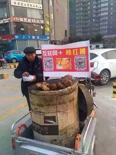 sisain_editor's tweet image. 중국의 전자상거래 전체 규모는 3300조원 이상이다. 위조지폐의 염려, 유통망 미비, 지역 간 격차 등 중국의 척박한 환경과 잘 맞아떨어졌다.

중국은 노점상도 전자결제 이용한다

sisain.kr/28443