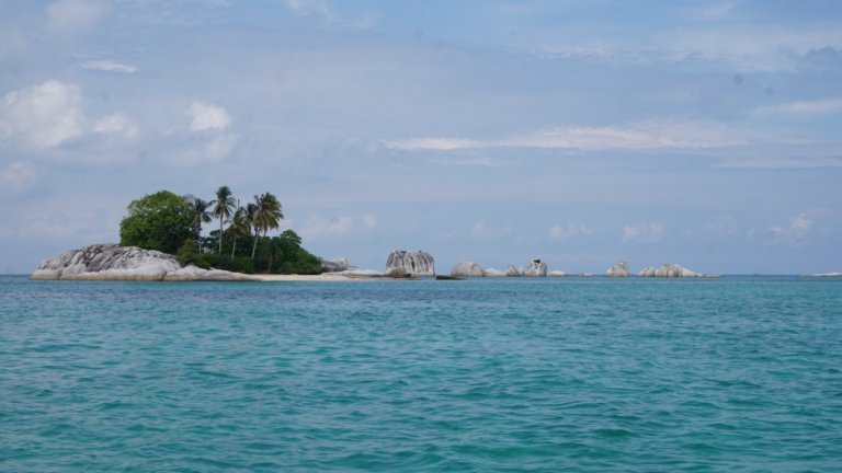Travelopediaid's tweet photo. Pulau apa saja yg dapat disinggahi saat berkunjung ke Belitung? Intip pengalaman @chicme di sini https://t.co/8BhzRGoSJq #TravelopediaID https://t.co/4GGs53x5Lt