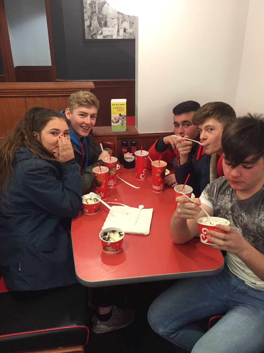 StBenedictsUK's tweet photo. We took a trip to Friendly's tonight for some ice cream sundaes! #havinganicetime #brainfreeze #icecreamoverload #cookiedoughgate https://t.co/Rh27Z3mDpO