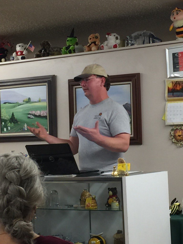 BeekFreak's tweet image. West Sound Beekeepers Meeting.... our 2017 president, George Purkett