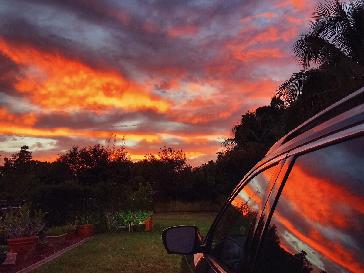 aliwithaneyeX's tweet photo. โ
๏ธ Crazy sunset tonight ๐ฑ #AliWithAnEye #Sunset #FloridaSunset #FloridaSunrise #skyscapes #Sky #DavieFl #Photography https://t.co/UsXh2XlFFY