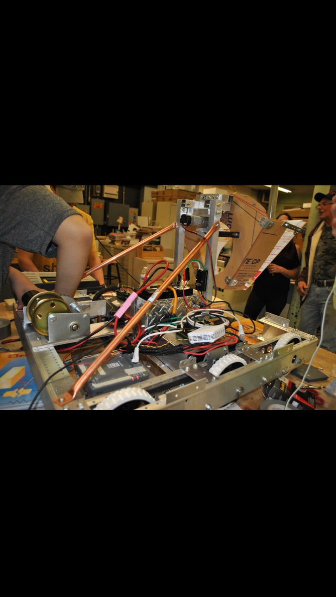 BadNewsGearsFRC's tweet photo. Awesome end to Stop Build Day!!!🛠🛠 #gogears #frcsteamworks https://t.co/CCBreKa9cJ