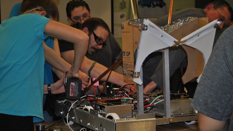 BadNewsGearsFRC's tweet photo. Awesome end to Stop Build Day!!!🛠🛠 #gogears #frcsteamworks https://t.co/CCBreKa9cJ