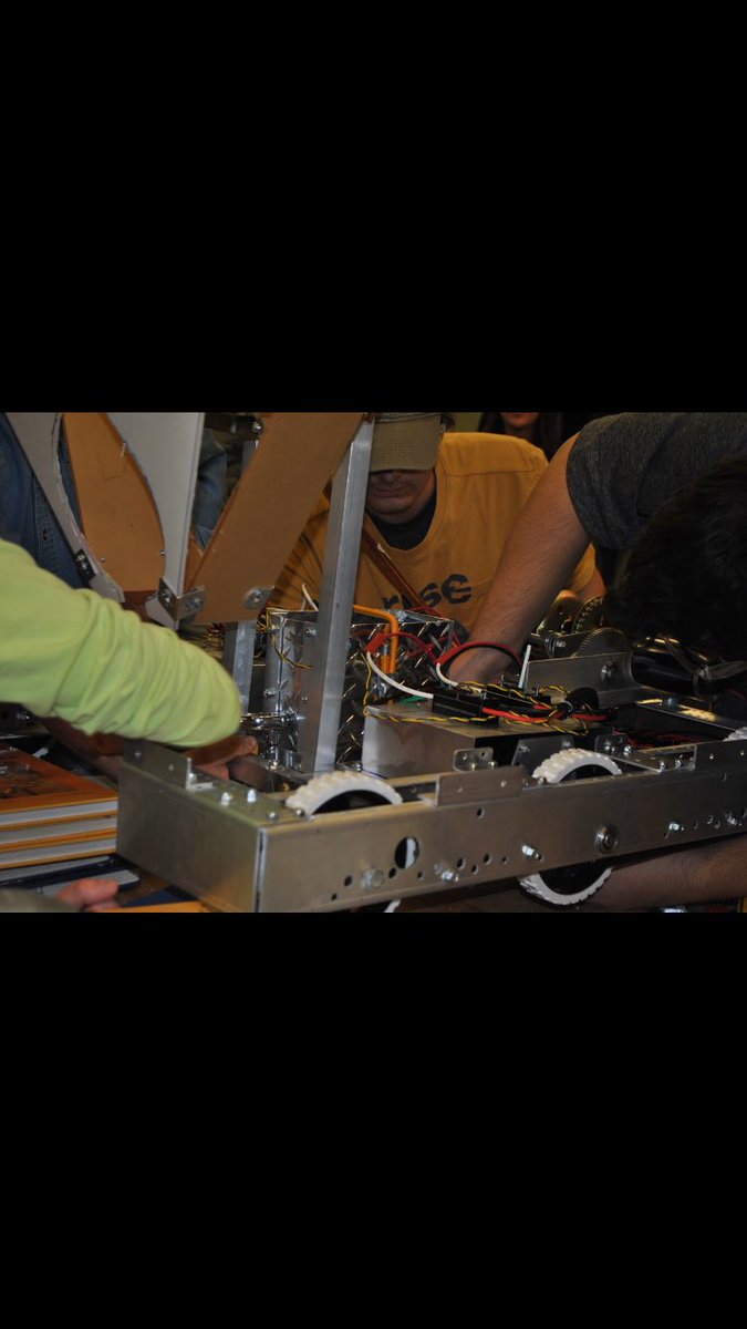 BadNewsGearsFRC's tweet photo. Awesome end to Stop Build Day!!!🛠🛠 #gogears #frcsteamworks https://t.co/CCBreKa9cJ