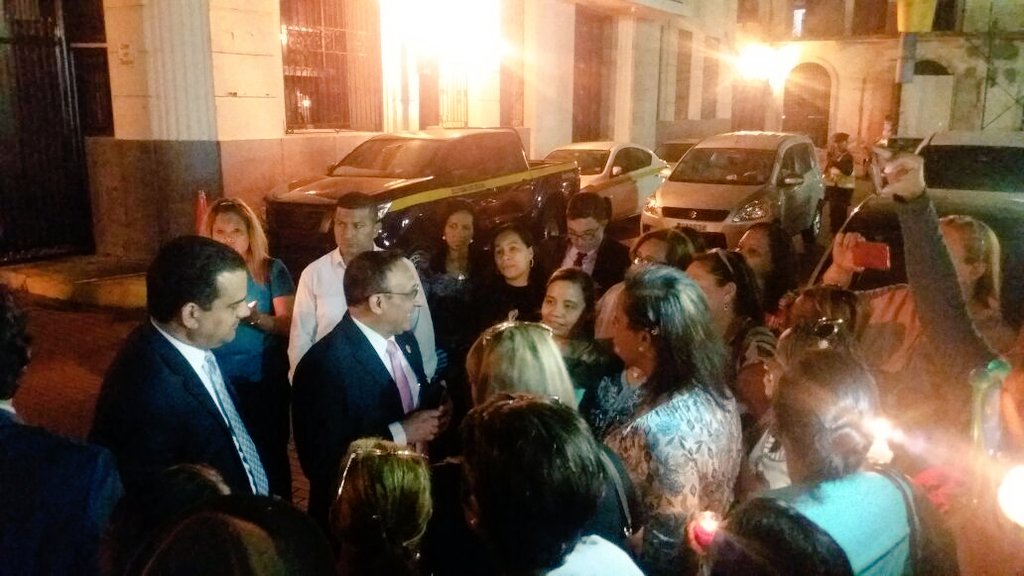 EnriqueYee09's tweet photo. Ministro @AlcibiadesVV y @LE_CarlesR atienden a grupo de trabajadoras sociales. https://t.co/ySQjfAL3kW