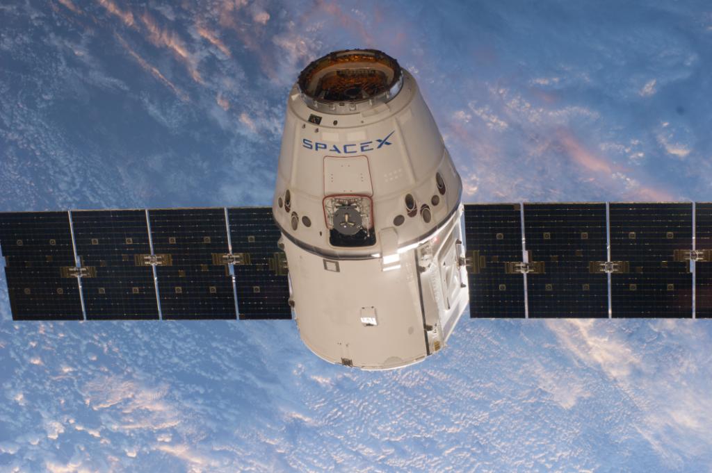 NASA's tweet photo. Set your alarm! Watch @SpaceX’s #Dragon cargo spacecraft arrives at @Space_Station for capture starting at 4:30am ET https://t.co/yEieAOMGSP https://t.co/3rhVNjVk2x
