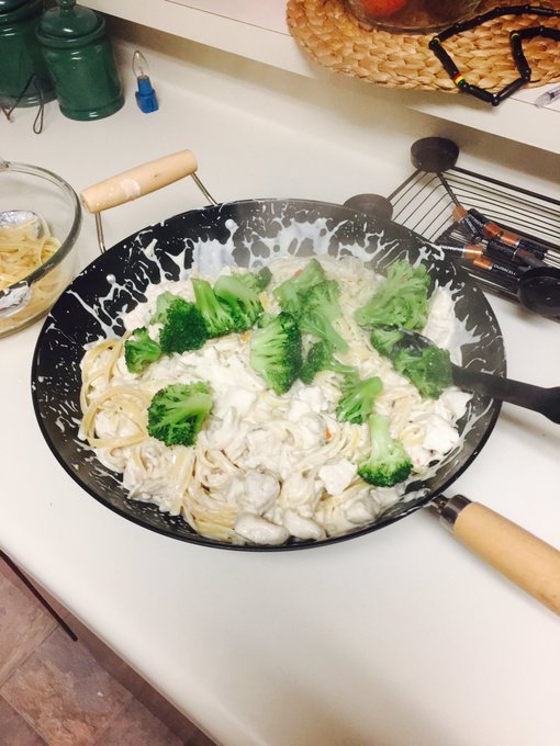 Dinner for tonight. Chicken Alfredo 😍😩☺️😊 https://t.co/gxWDrB5KSM