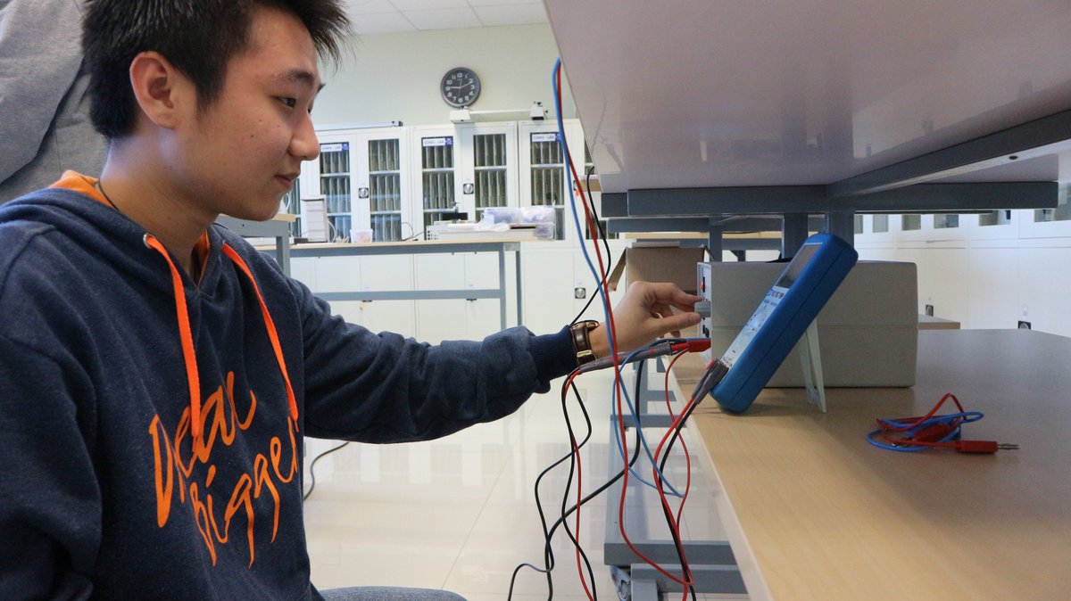 iuli_laboratory's tweet image. Take a serious attention during the experiment #IULI #campus #engineering #mechatronics