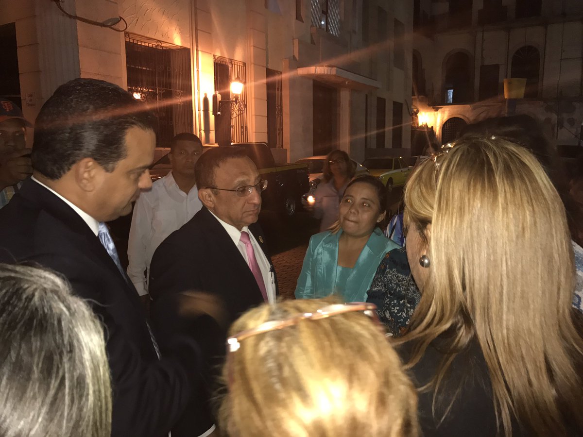 Alerta_PMA's tweet photo. Ministros @AlcibiadesVV y @LE_CarlesR reciben a representantes de trabajadoras sociales para reunión en Palacio con Pdte. @JC_Varela https://t.co/ZgPhQiQ3MP