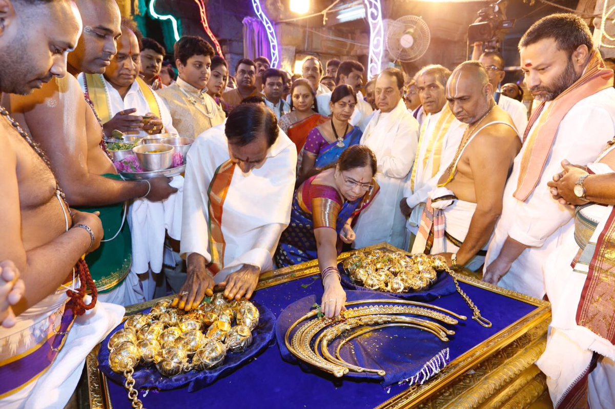 iamKavithaRao's tweet photo. #Telangana CM KCR n family at #Tirumala offering ornaments worth of 5.59 Cr to Venkateshwara Swamy as thnx giving https://t.co/1SLIruX6dx