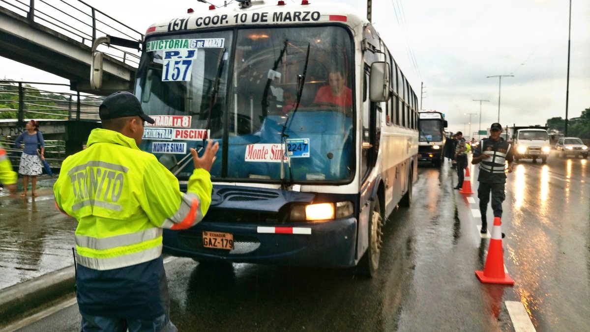 uctp_ecuador's tweet photo. #ControlOperativo, buses urbanos que circulan en la redes estatales del Cantón #Guayaquil.  
#SeguridadVial https://t.co/DM7qLWI7hA