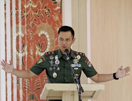 we_kabar's tweet photo. @aniesbaswedan @AgusYudhoyono @SBYudhoyono @tvOneNews @mediaindonesia 
Tampan banget mas @AgusYudhoyono coba jadi pemain film aja mas. https://t.co/wfTjsn6GMJ