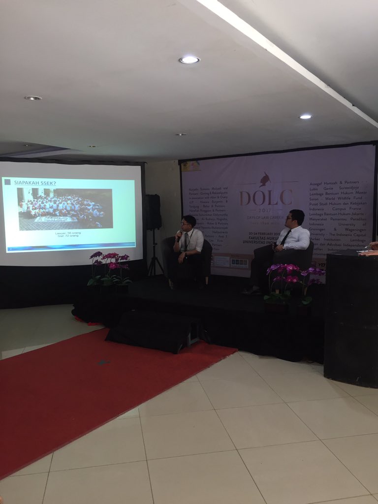 Saat ini sedang berlangsung presentasi instansi oleh SSEK di lobby FHUI