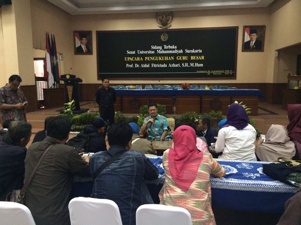 KomisiYudisial's tweet photo. Ketua KY @AidulFa berbincang dg rekan media sblm acara Pengukuhan Guru Besar Prof. Dr. Aidul Fitriciada A, S.H.,M.Hum, Rabu (22/02). https://t.co/P29rDRKo8t