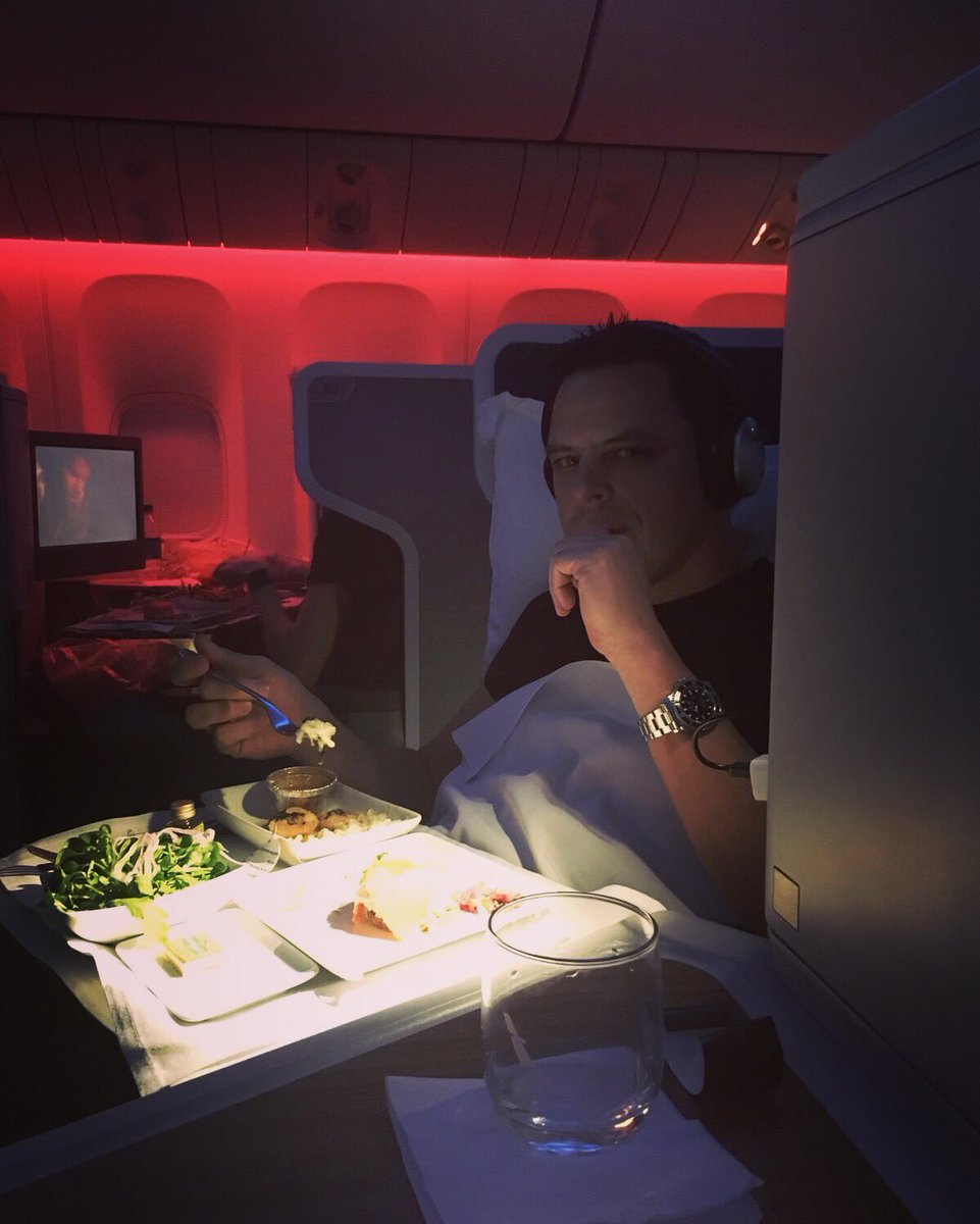 Dinner time 🍝🥗 On the way to #Brisbane ✈️ https://t.co/qeiCU8xlg1